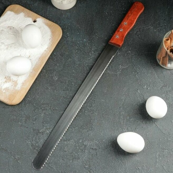 Нож для бисквита крупные зубцы KONFINETTA, длина лезвия 35 см, деревянная ручка