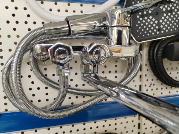 Смеситель для ванны однорычажный длинный излив латунь 12225008 КС